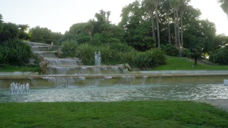 Großer-Breiter-Brunnen-Am-Aussichtspunkt-Montjuic-In-Barcelona,-Spanien-Bei-Sonnenuntergang-An-Einem-Warmen-Nachmittag-Im-Herbst