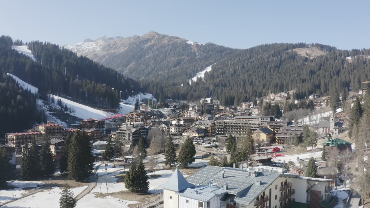 vista en primavera desde un avión no tripulado de la estación de esquí de madonna di campiglio, dolomitas italianas, valle alpino,