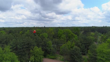 un dron yuneec h520 volando sobre los frondosos árboles - un hexacóptero para uso comercial - antena