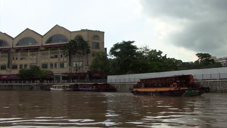 Kleine-Boote-Auf-Dem-Singapore-River