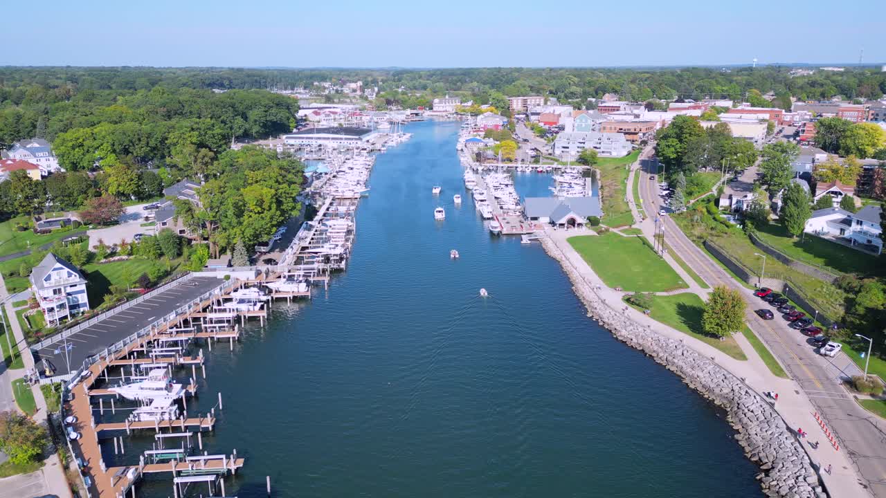 marina llena de veleros, yates y barcos sobrevuelo aéreo del río