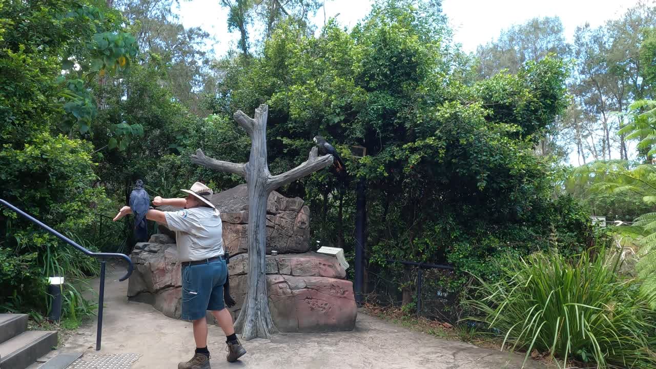 성인 남성이 공원에서 큰 십자가 조각품과 함께 참여하고 있습니다.