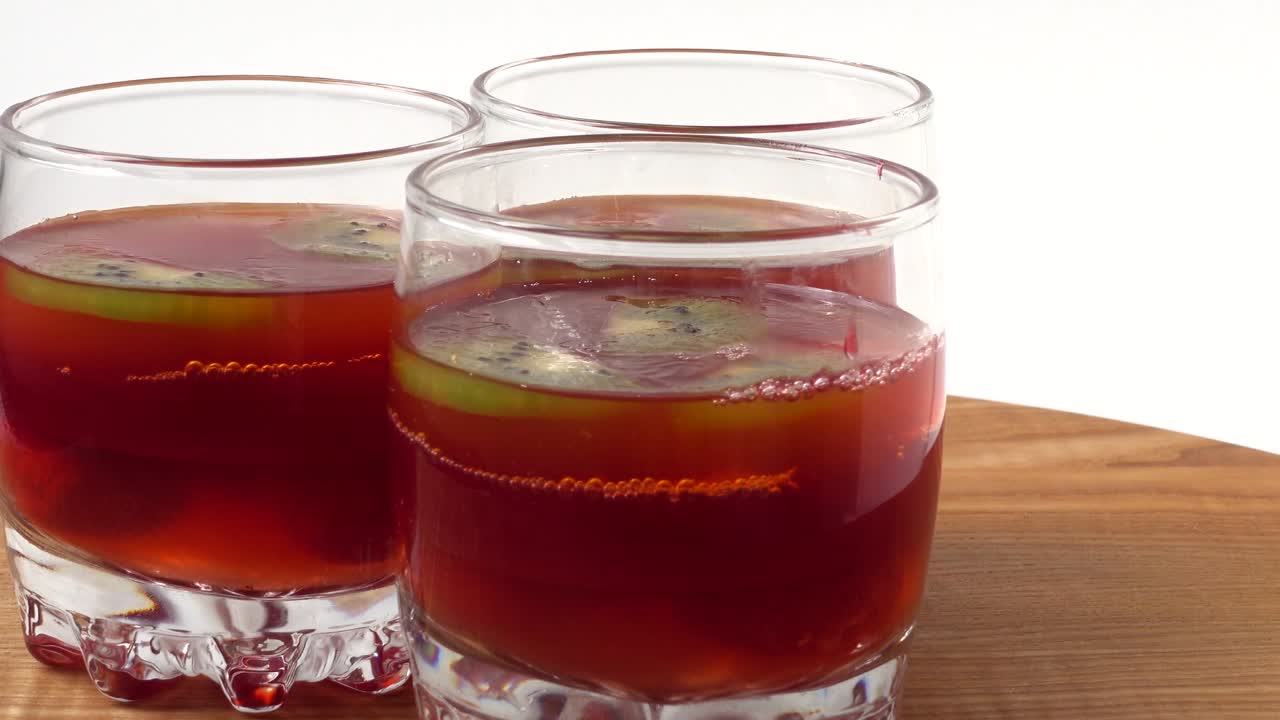 Geleia de frutas vermelhas. Captura em movimento.