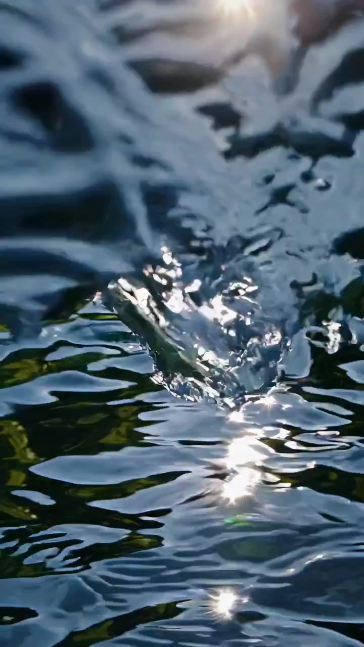 Luce solare che scintilla sulla superficie increspata dell'acqua nella natura