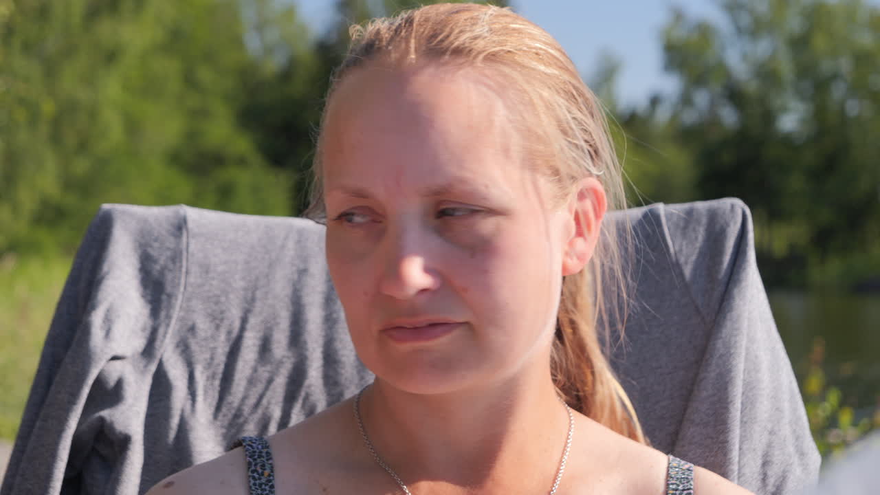 mujer escéptica sacudiendo la cabeza diciendo que no mientras que al aire libre, cerca