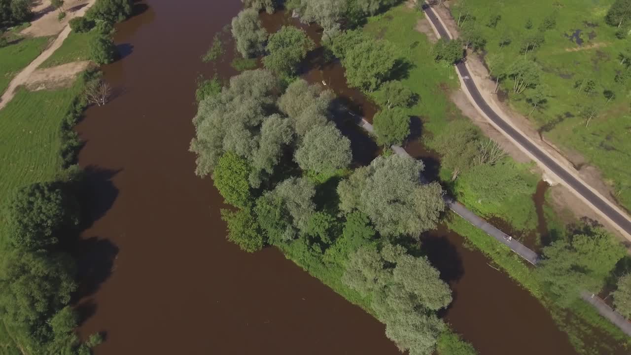 разлившаяся река покрыла извилистую деревянную дорожку.