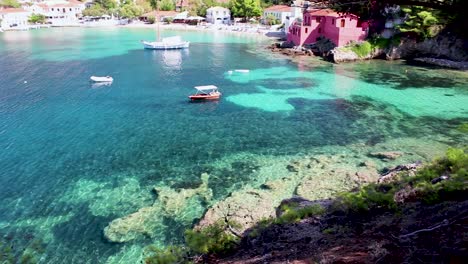 Schnelle-Schwenkaufnahmen-Der-Bucht-Von-Porto-Vromi-Auf-Der-Insel-Kefalonia-In-Griechenland