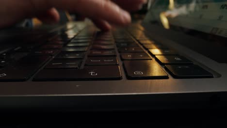 persona escribiendo en un teclado de portátil