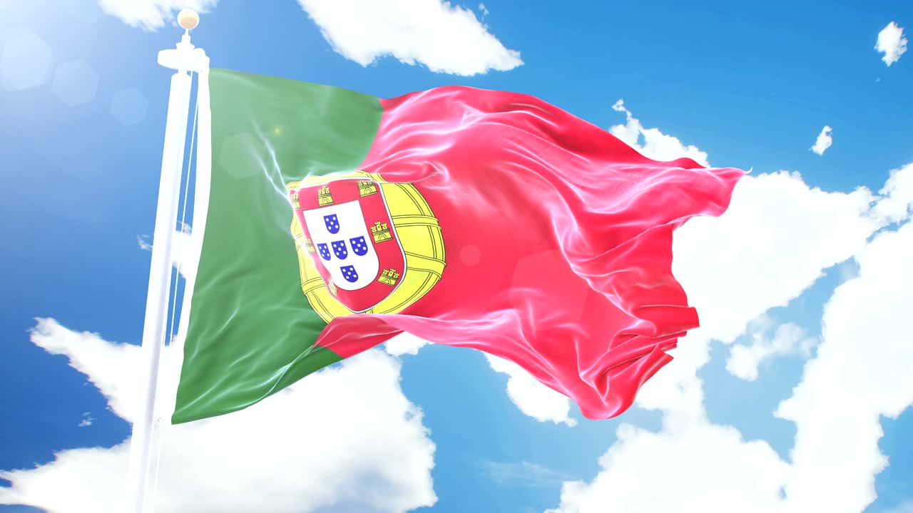 Bandeira realista de Portugal tremulando contra um fundo de nuvens em time-lapse. Loop contínuo em resolução 4K com textura de tecido detalhada