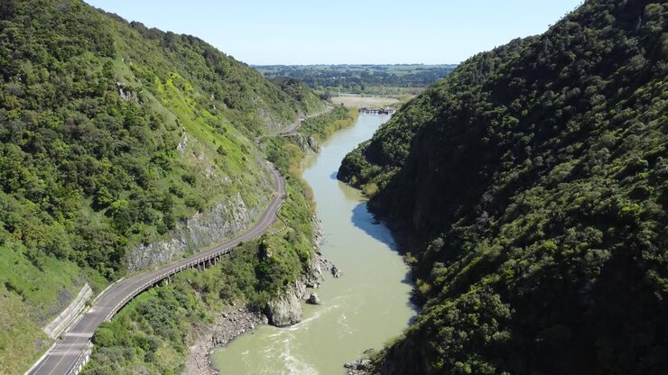 Scendendo sopra la strada abbandonata della gola di Manawatu, Nuova Zelanda.