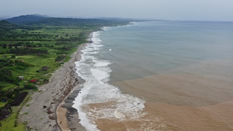 Aéreo:-Estuario-De-Mar-Salobre,-Agua-Dulce-Fangosa-Que-Se-Mezcla-Con-Agua-De-Mar