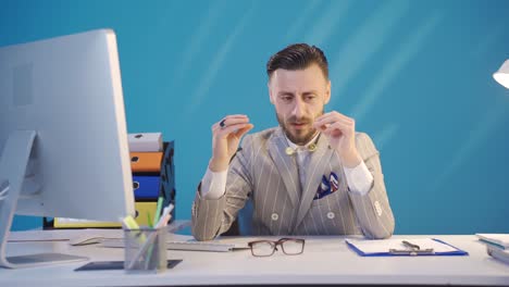 cansado y bajo presión, el hombre de negocios habla de la relación jefe-empleado.