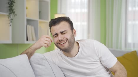 un hombre con trastorno bipolar está llorando, triste.