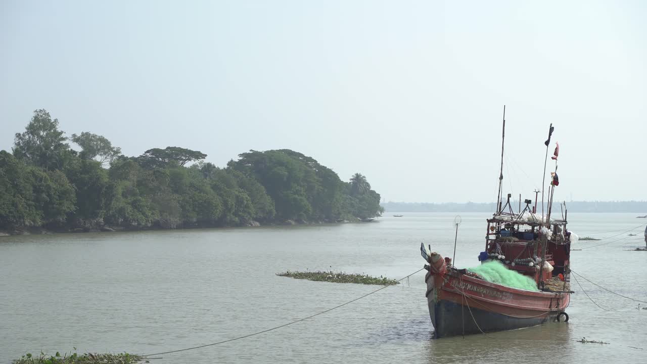 Diversity of People's Livelihoods in the Ganga River Basin Most of the people live here by selling fish from the river
