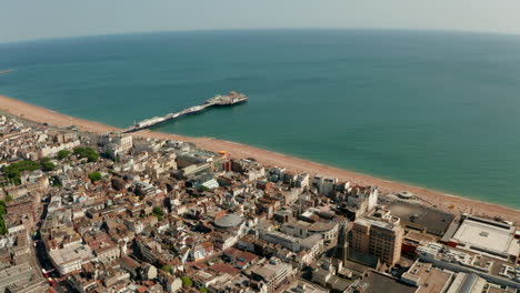 disparo aéreo descendente sobre el centro de la ciudad de brighton mirando hacia el muelle