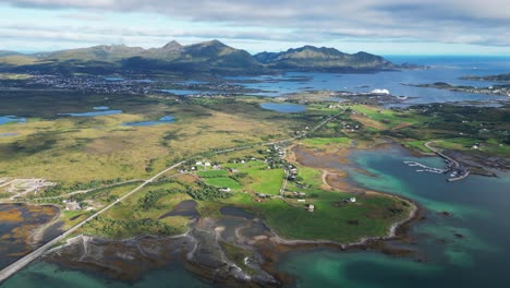 Paisaje-Montañoso-De-Las-Islas-Lofoten-Y-Panorama-En-Leknes,-Noruega,-Escandinavia---Aéreo