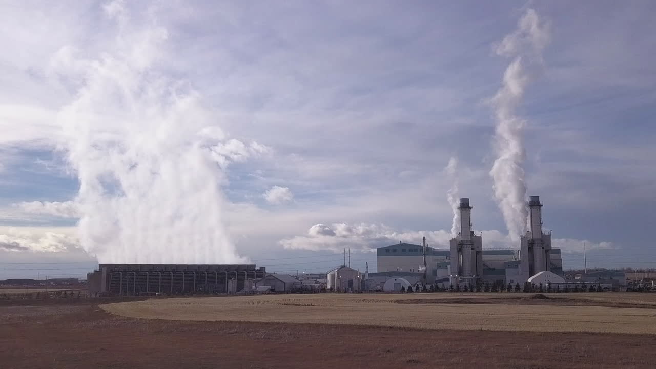 el vapor caliente escapa de las turbinas de las centrales eléctricas contra el gran cielo oscuro