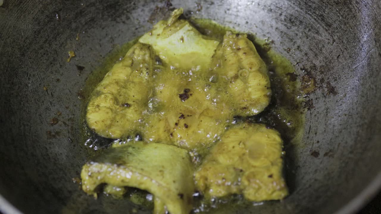 다른 각도에서 가마에서 집에서 신선한 물고기를 기