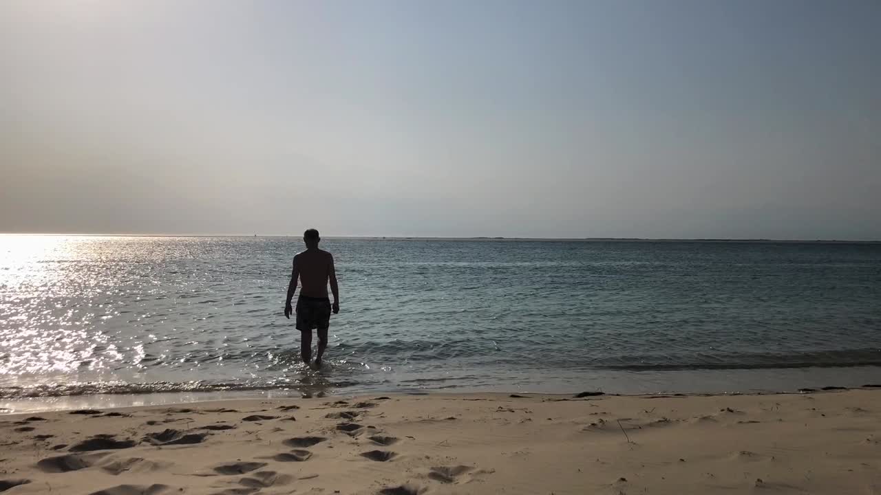 한 남자가 바다에 들어간다