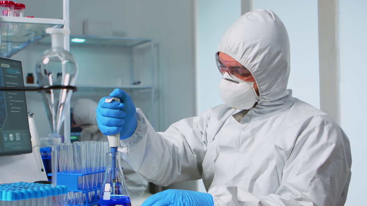 científico de laboratorio trabajando en un laboratorio moderno con tubos de ensayo