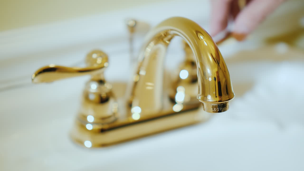 Aprire un rubinetto con acqua in una vasca da bagno di lusso
