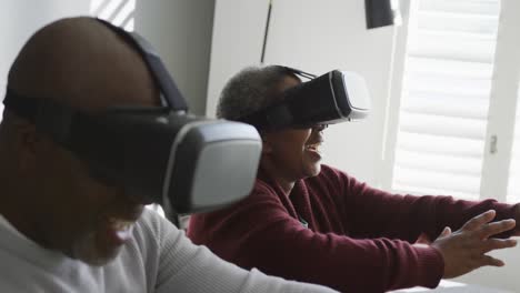 Glückliches-Afroamerikanisches-Seniorenpaar,-Das-Ein-VR-Headset-Trägt-Und-Spaß-Hat