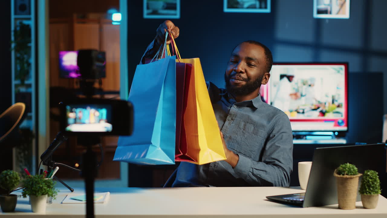 estrella de los medios de comunicación grabando un video de compras
