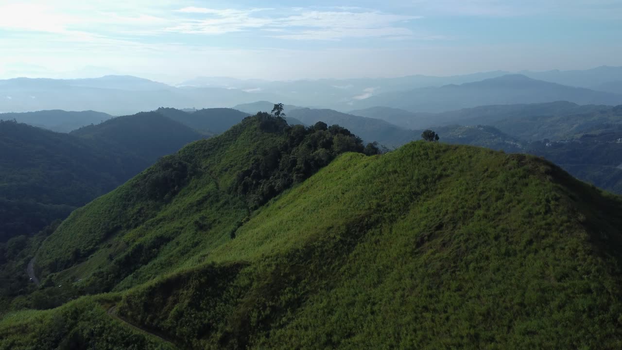 Rekaman drone indah perbukitan Kundasang saat siang hari di Sabah, Malaysia.