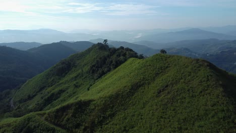 Wunderschöne-Drohnenaufnahme-Der-Hügel-Von-Kundasnag-Bei-Tageslicht-In-Sabah,-Malaysia