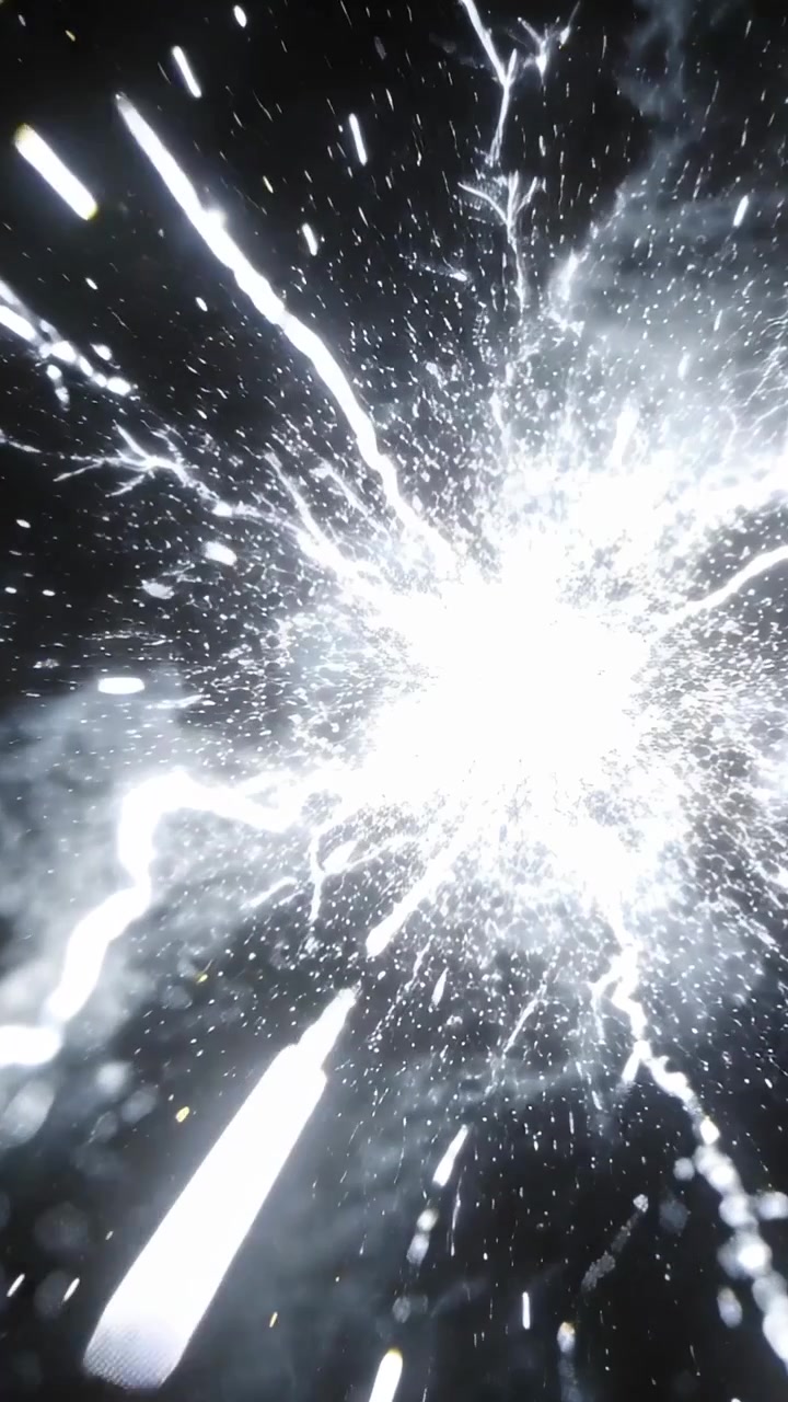 Video verticale: Esplosione che si accende, inviando scintille e scie nel cielo notturno verticale, con fumo che si espande.