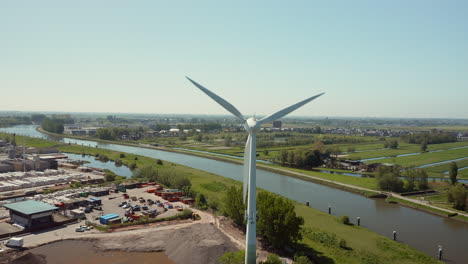 Un-Moderno-Molino-De-Viento-Que-Se-Erige-En-La-Nueva-Provincia-De-Gouwe-Junto-Al-Canal-De-Gouwe,-En-El-Hemisferio-Sur,-Cerca-De-La-Ciudad-De-Guoda,-Holanda-Del-Sur,-Países-Bajos