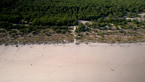 Vista-Aérea-De-La-Costa-De-Dunas-De-Arena-De-Hel-En-El-Condado-De-Puck,-Voivodato-De-Pomerania,-Norte-De-Polonia