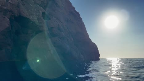 Llamarada-Solar-En-El-Barco-Turístico-De-La-Reserva-Natural-De-La-Unesco-De-Scandola-En-La-Temporada-De-Verano,-Isla-De-Córcega-En-Francia