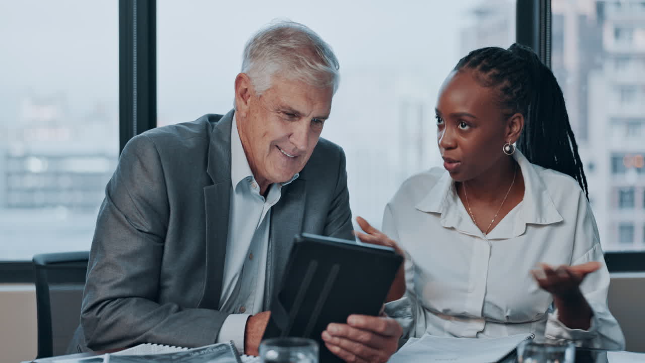 trabajo en equipo, hombre de negocios y tableta para la investigación