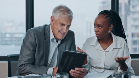 trabajo en equipo, hombre de negocios y tableta para la investigación