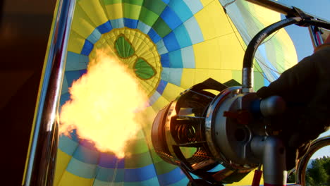 Heißluftballon---Brennerflammen-Füllen-Den-Umschlag