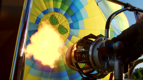 globo de aire caliente - las llamas del quemador llenan el sobre