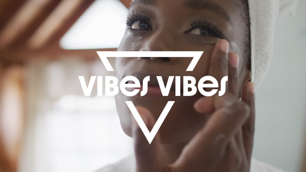 animación de vibraciones texto sobre mujer afroamericana usando crema en el baño