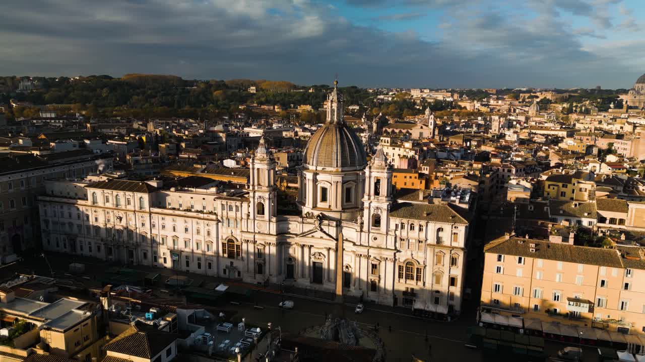 el retroceso aéreo revela la piazza navona. roma, italia