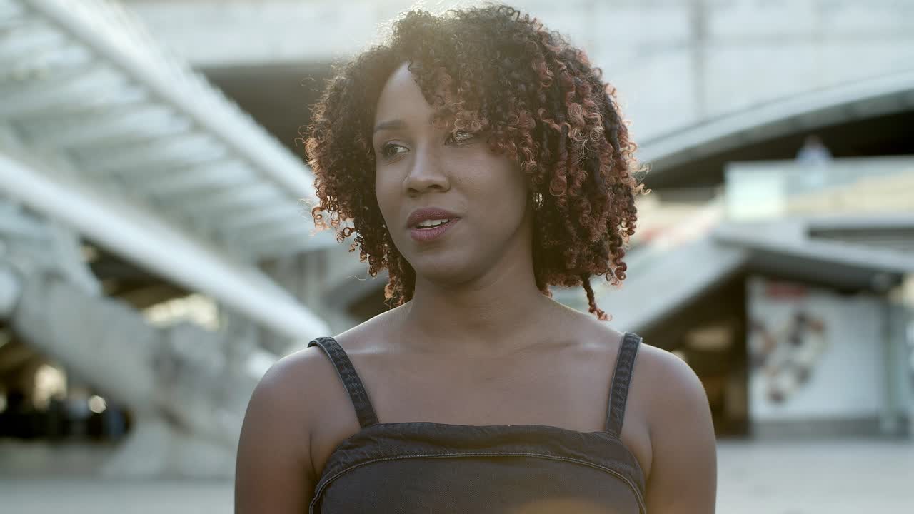 hermosa mujer afroamericana hablando