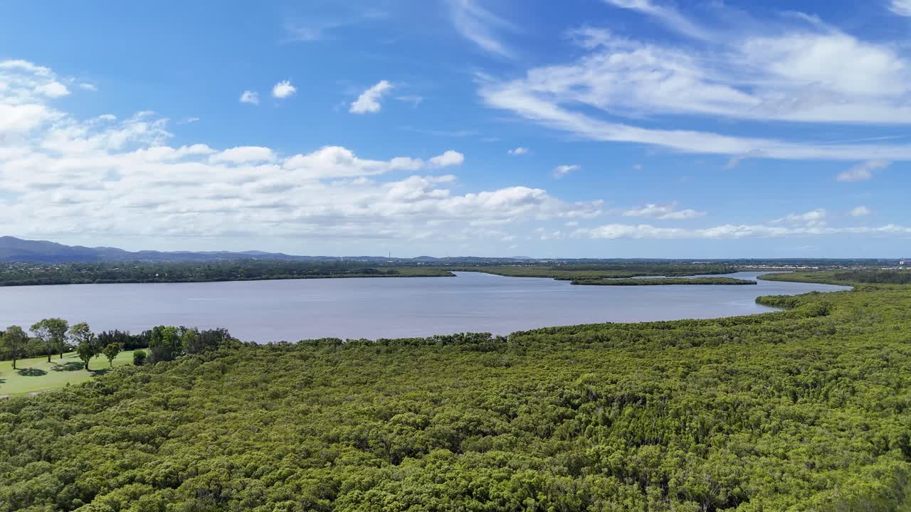 imágenes aéreas del paisaje forestal y lacustre