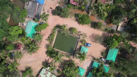 Luftaufnahme-Eines-Teiches-In-Der-Waldlandschaft-In-Varkala,-Kerala