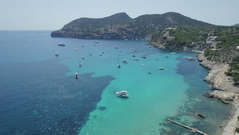 Costa-Mediterránea-Rocosa-Aérea-Con-Barcos-Privados-Mallorca,-España