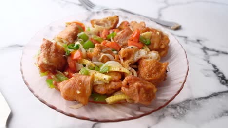 plato de verduras fritas y crujientes
