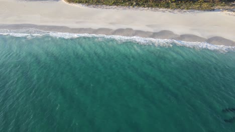 Avión-Teledirigido-Sobre-Una-Hermosa-Playa-Azul-Con-Arena-Blanca-En-El-Oeste-De-Australia