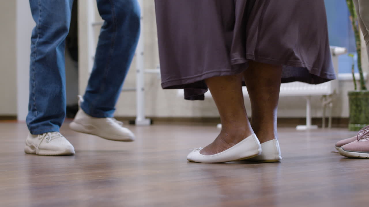 학생들이 발을 움직이고 있습니다.