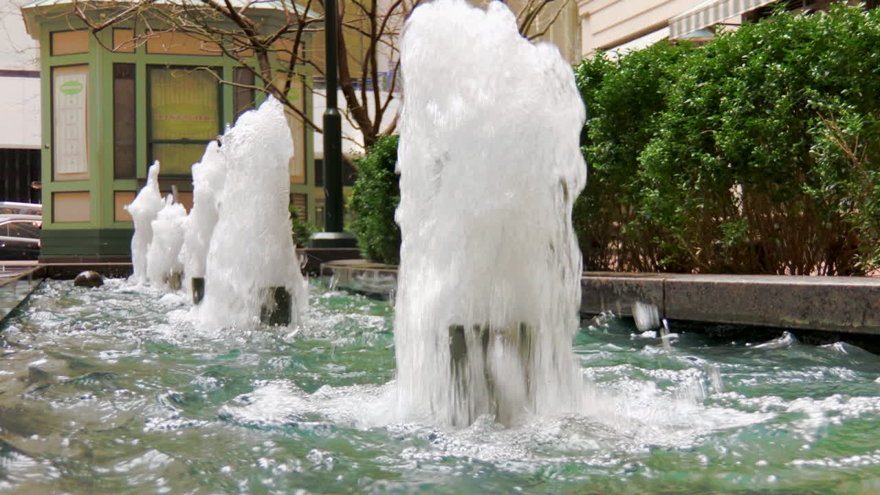pequeña fuente de agua en la calle de la ciudad