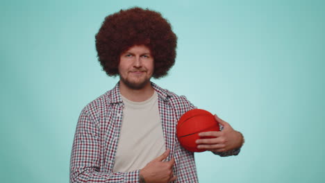hombre deportista aficionado al baloncesto sosteniendo el balón, entrenamiento, dribble, entrenamiento deporte motivación estilo de vida