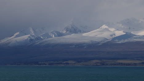 las vistas de las montañas del lago pukaki con nieve fresca, nueva zelanda