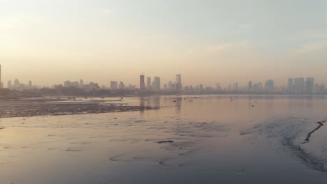 drone disparó sobre mahim bay y worli office building mumbai al amanecer